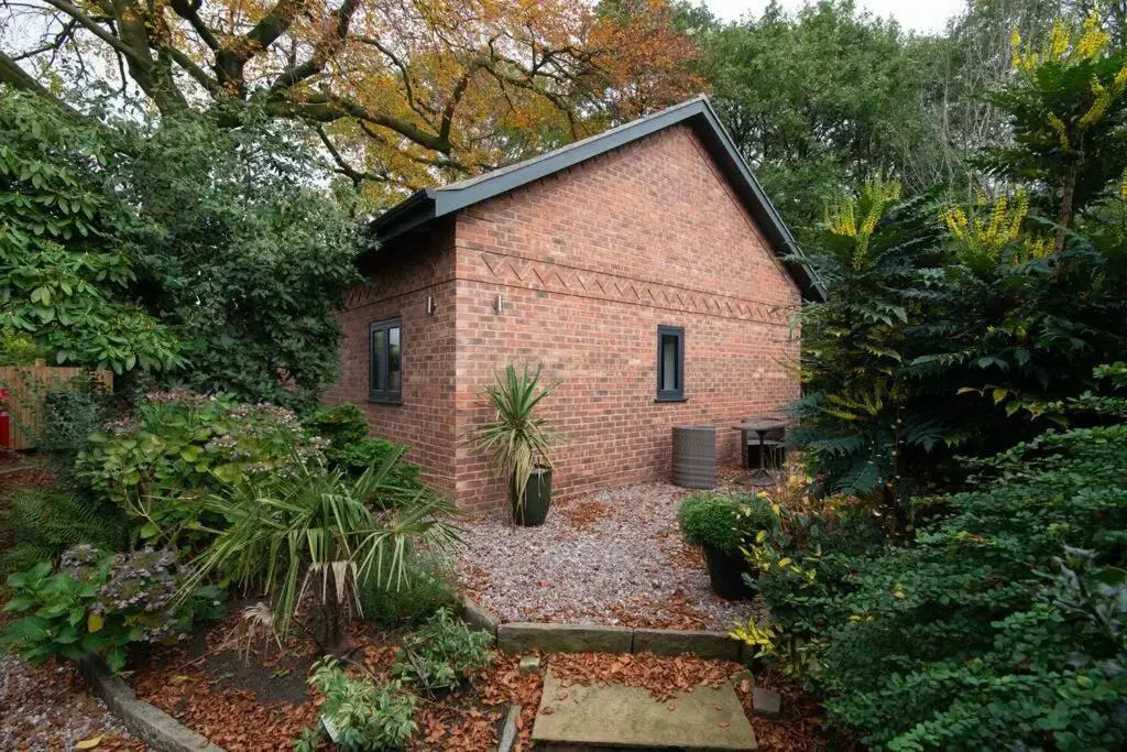 Luxury Coach house next to woodland in Knutsford