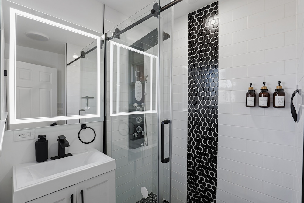 Modern Home Near Rosemont/allstate Arena O'hare 3 Bedroom Home