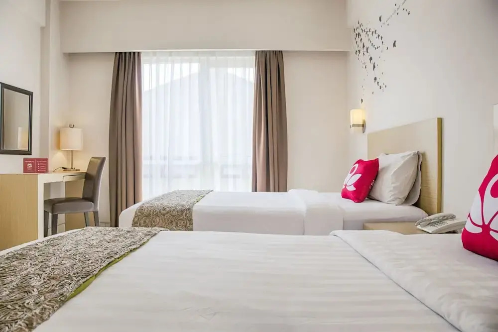 ZEN Rooms Kartika Plaza