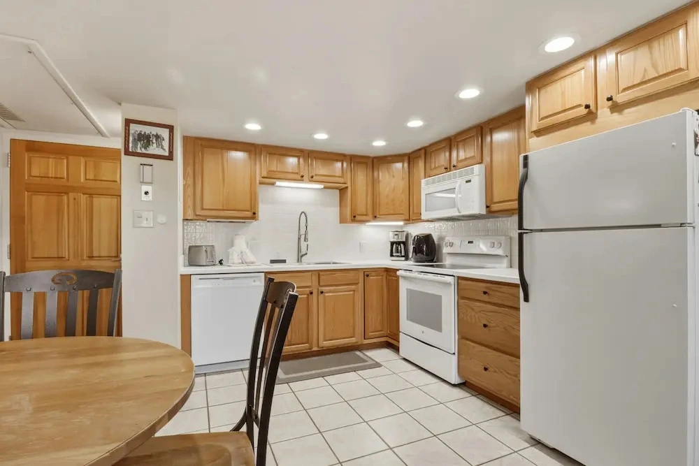She305 Summit House East 1 Bedroom Condo