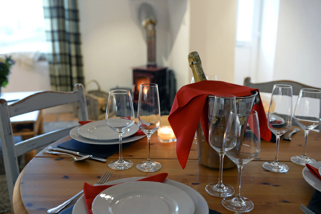 The Cwtch - Luxury Cottage, Sea Views, Pet Friendly
