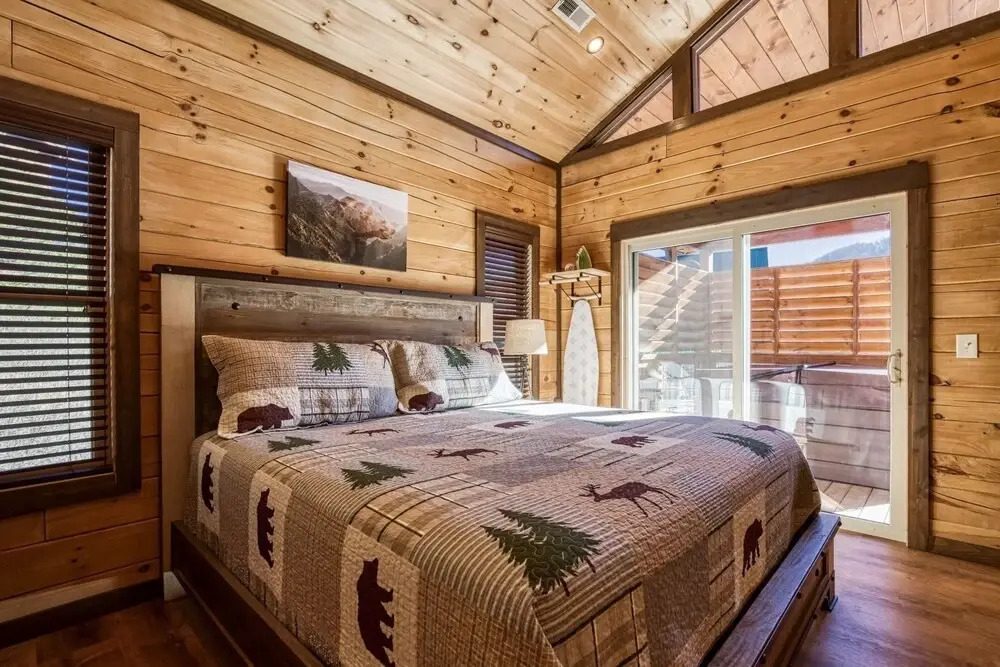 Ern806 - Splashin' Views 2 Bedroom Cabin by RedAwning