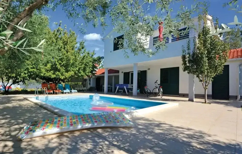 Viki - With Heated Pool - H