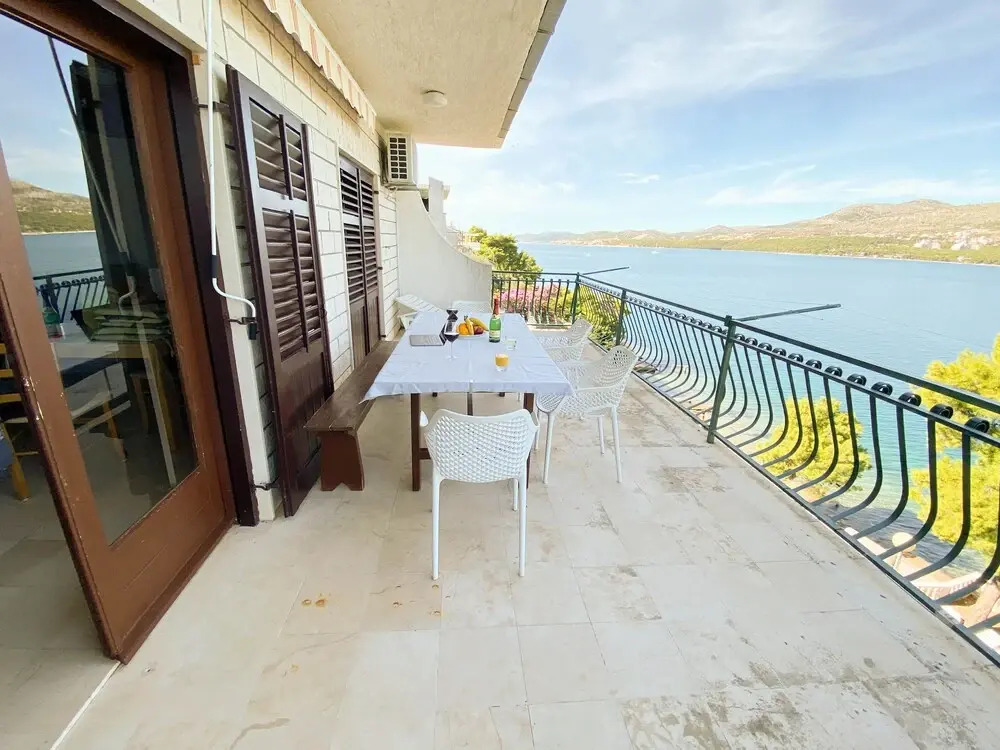 Inviting 3-bed Apartment in Okrug Donji Beachfront
