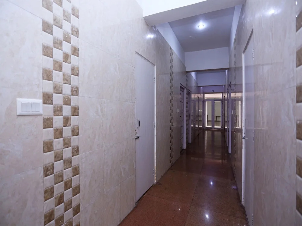 OYO 15681 Matri Neer