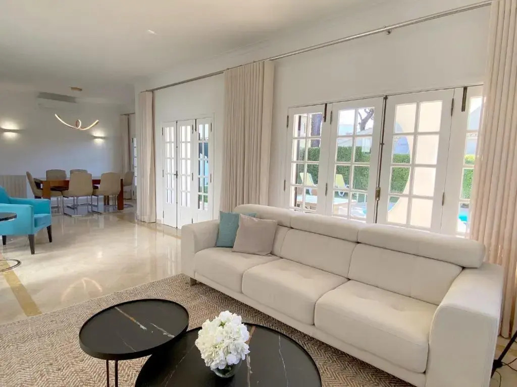 Charming 3-bed Villa With Pool in Olhos de Agua