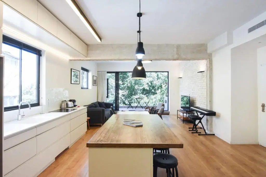 Industrial Chic 2BR in Dizengoff 35 by HolyGuest