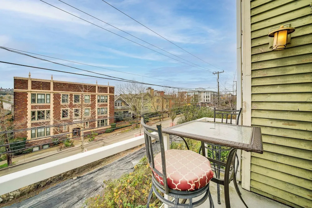 4 Mi to Lumen Field! Centrally Located Townhome
