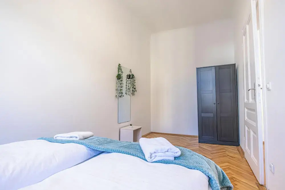Chic 2BR Retreat Near Belvedere Palace