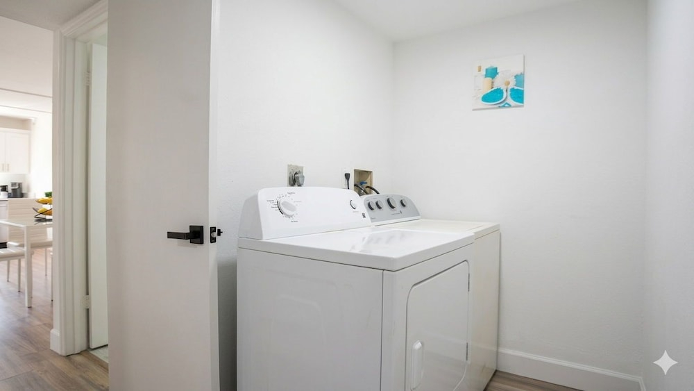 Bright & Cozy Townhome · Pool & Near Downtown