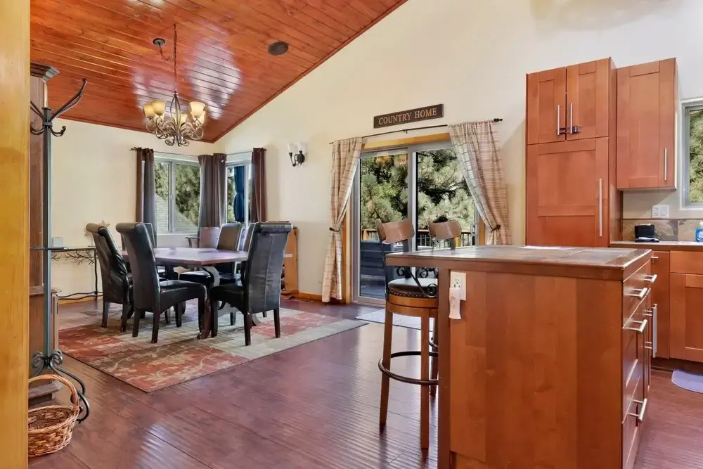 2056-top Notch Lodge 3 Bedroom Home by RedAwning