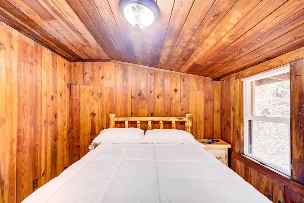 Gatlinburg Cabin: Hot Tub & River Views