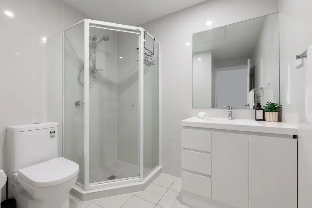 Bright 2-bed Apartment With Balcony & Garage