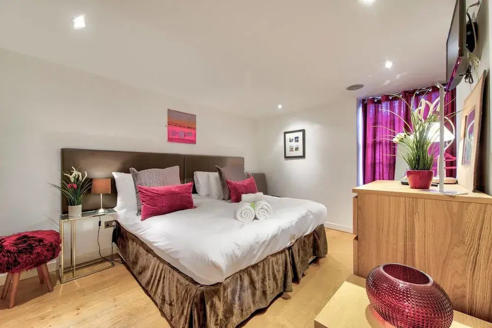 JOIVY Quiet Mews Street Apartment in the Heart of Edinburgh