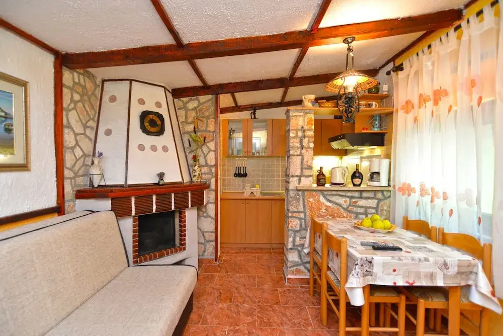 Apartment 498