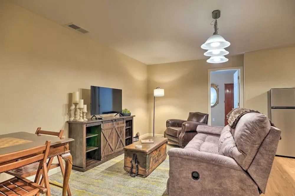 Beautiful Wooded Escape, Half-mi to Pine Mtn Lake!