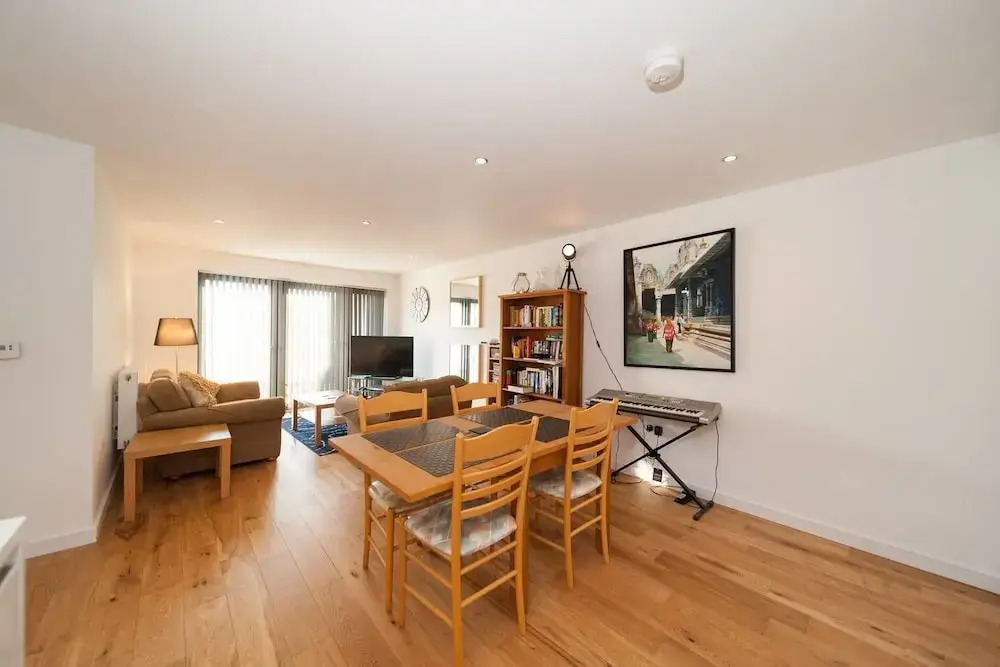 Modern Home W/balcony + Parking! 4 Guests