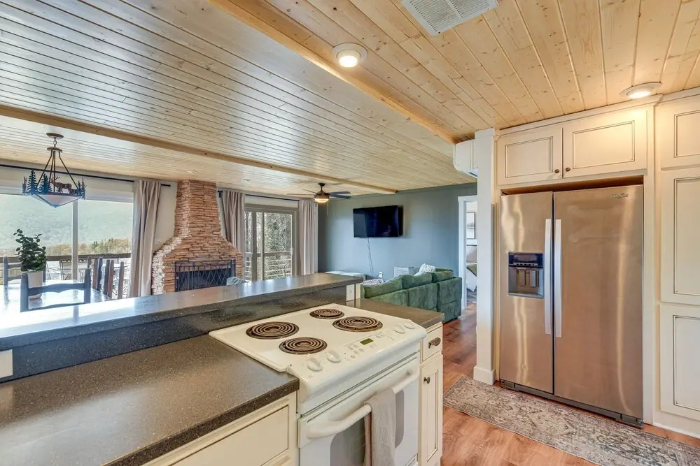 Maggie Valley Gem w/ Blue Ridge Mtn View + Hot Tub