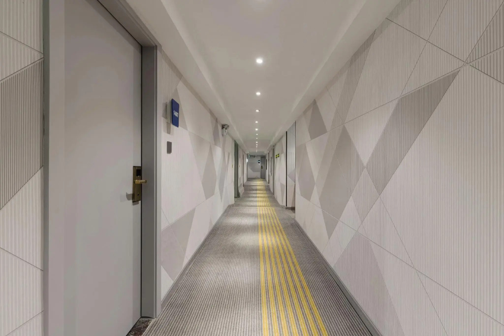 7 Days Premium (Chongqing Guanyinqiao Pedestrian Street Subway Station)