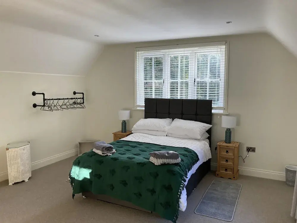 5bed-10guests-fireplace-hottub-pets Ok-parking
