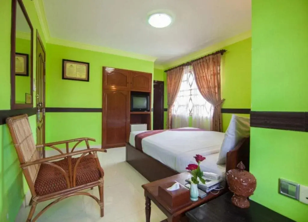 Long Live Hotel