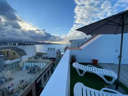 Beach Apartment & Rooftop Lounge