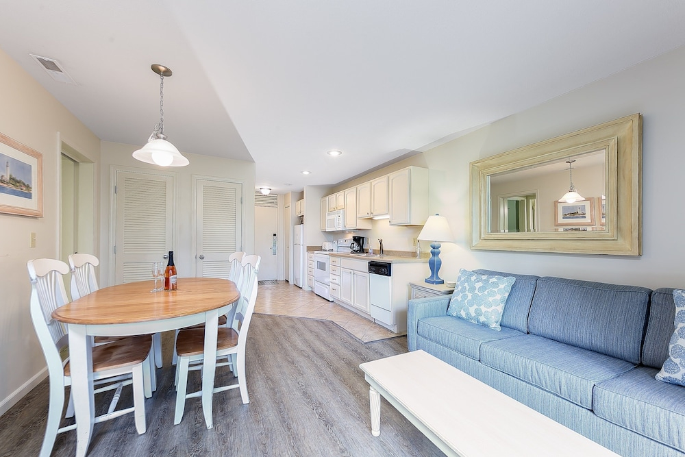 Beautiful 2 Bedroom Lakeside Condo at The Shores 5677