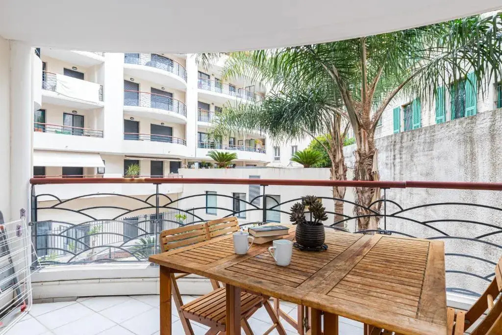 Nice 1 Bedroom downtown Carré d'Or with garage