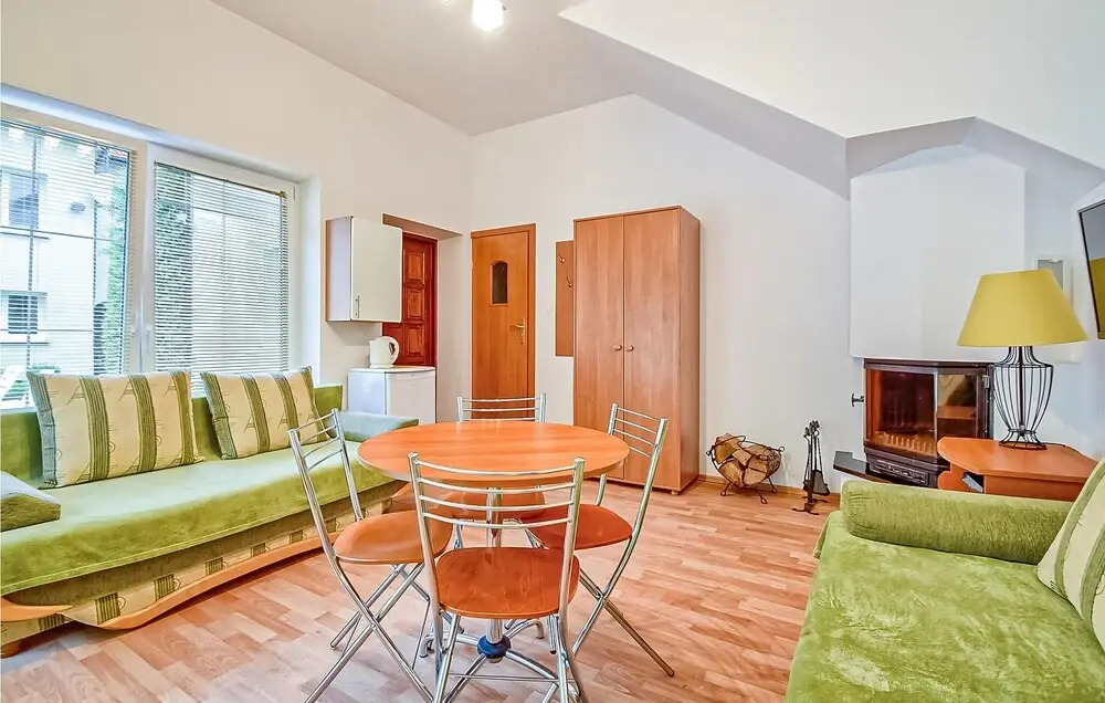 4 Bedroom Cozy Home In Grzybowo