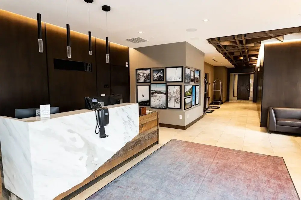 Mountain Modern 3 Bedroom Deluxe Condo, Sleeps 10 by RedAwning