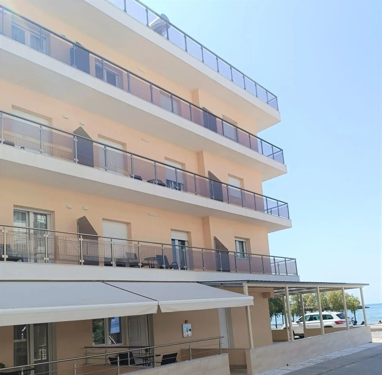 Navarino Luxe Suites