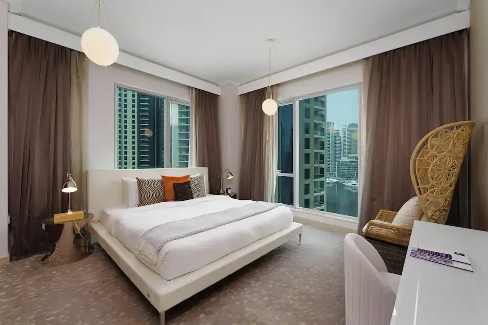 Maison Privee - Cosmopolitan Apt w/ Scenic Dubai Marina Vws