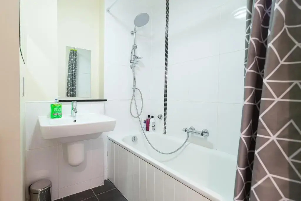 2 Bedroom 2 Bathroom Apartment in Central Milton Keynes with Free Parking and Smart TV - Contractors, Relocation, Business Travellers