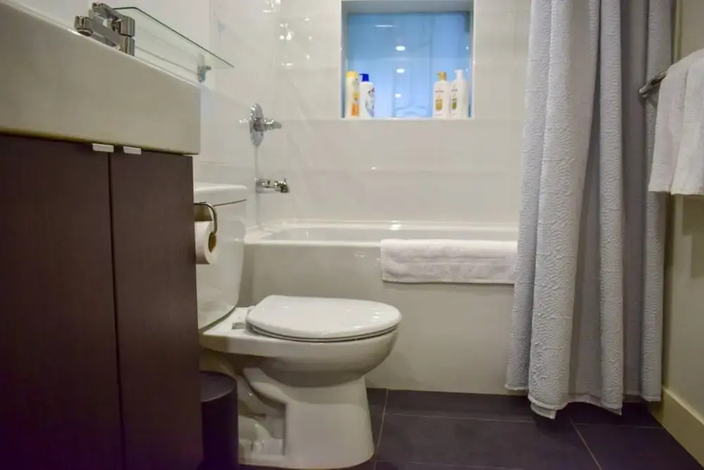 Modern 2 Bedroom West End Suite