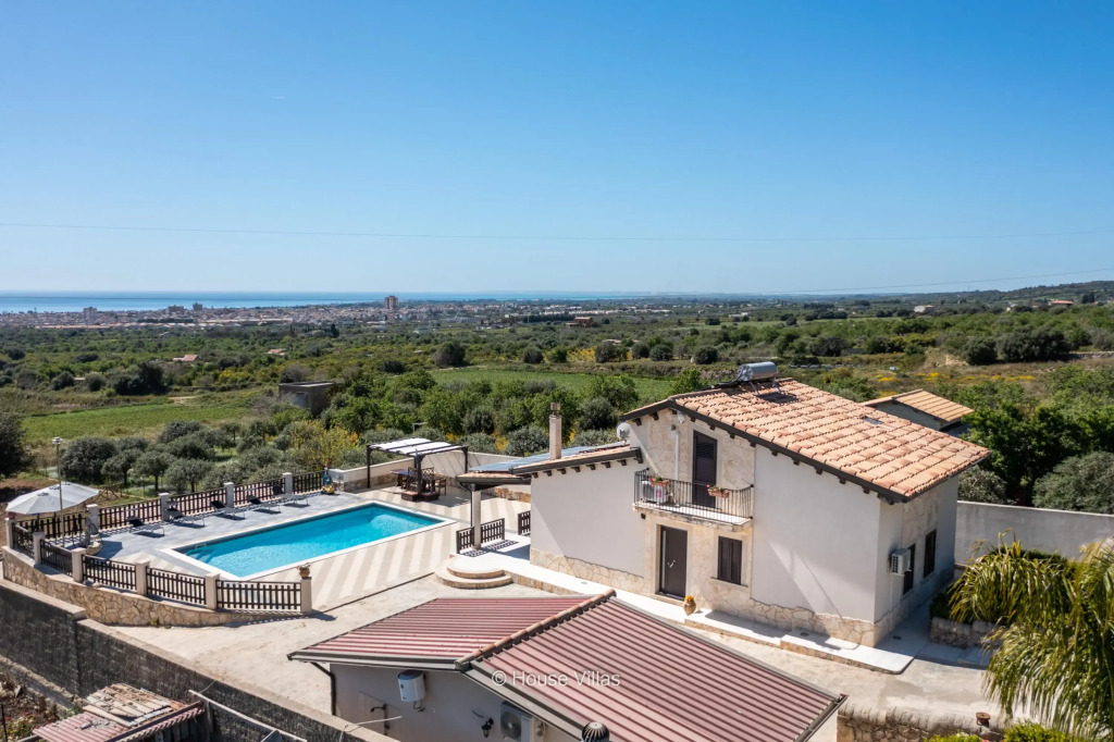 Villa Zora in Avola With 4 Bedrooms and 3 Bathrooms