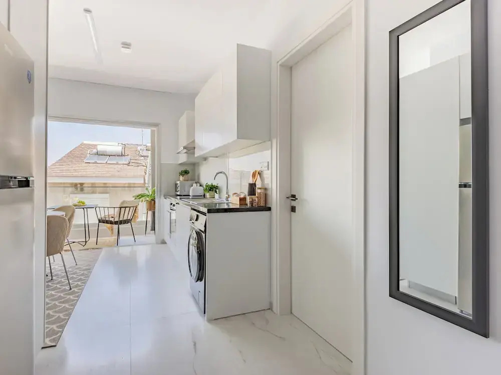 Sanders Cruise - Lovely Studio Apt With Balcony