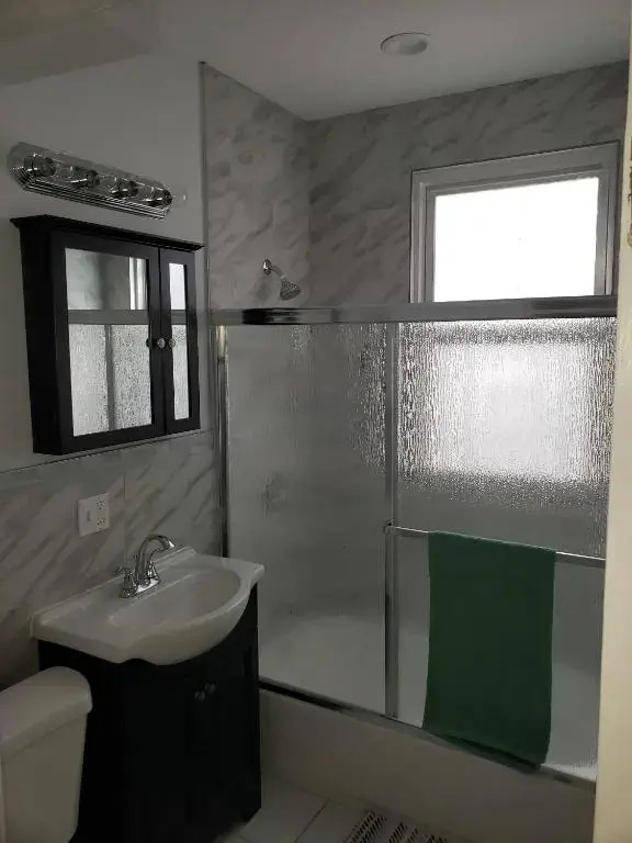 Lovely 3 Bedroom Apt With Parking On Premises