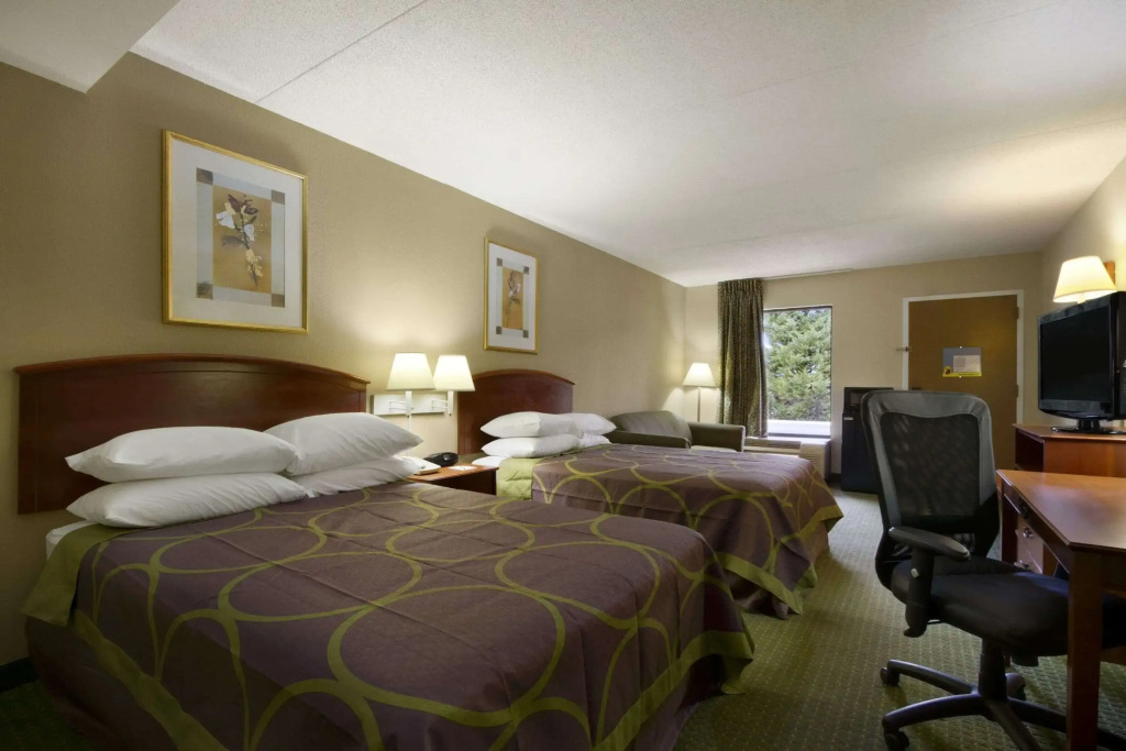 Super 8 by Wyndham Calhoun