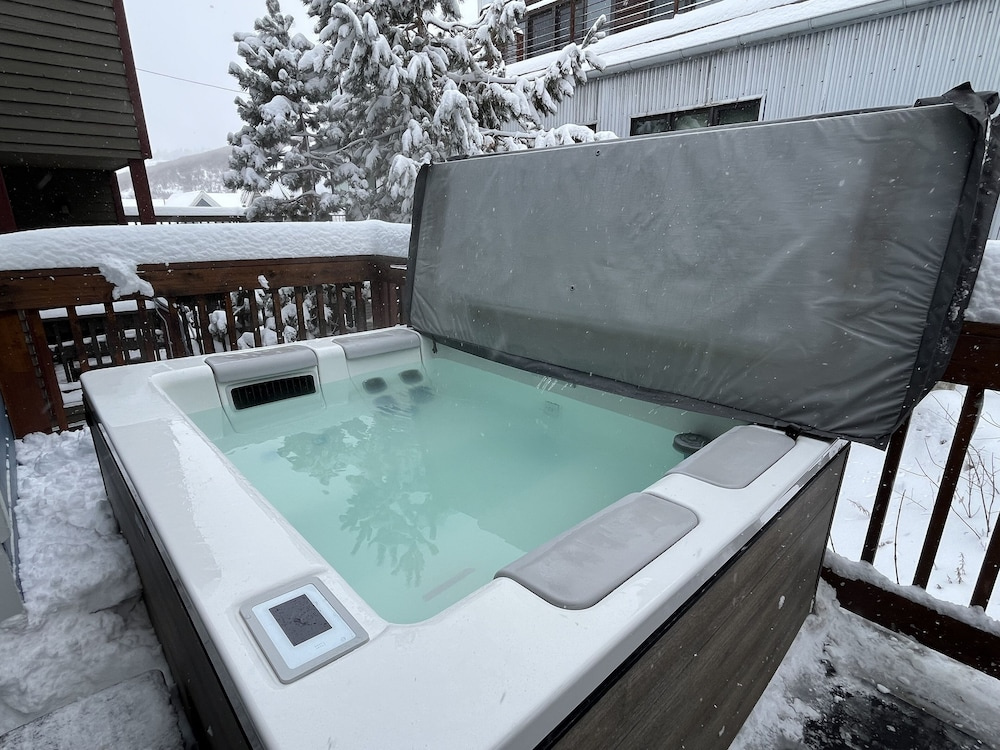Charming Family Retreat With New Hot Tub, Walk To Main Street & Transit Center 470 3 Bedroom Home