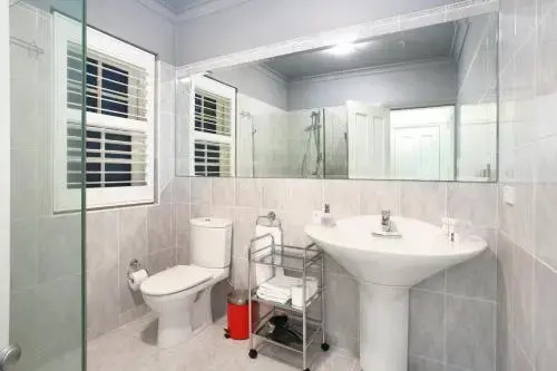 Art Deco in the Cul-de-Sac - Spacious Executive 1BR Potts Point Apartment in Quiet Cul-de-Sac