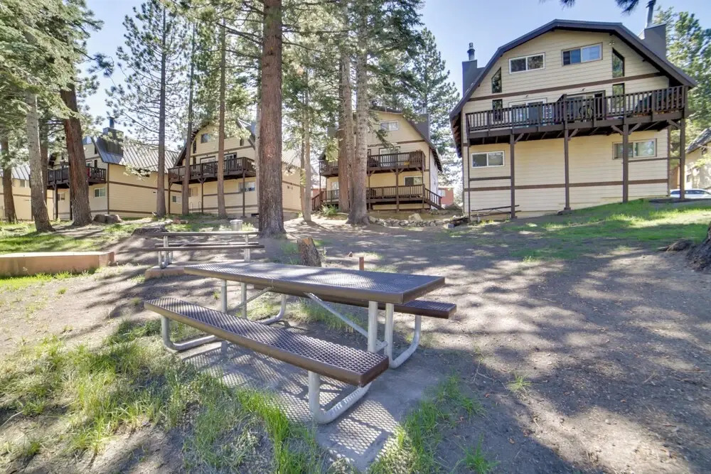 Mammoth Lakes Condo w/ Fireplace & Mountain Views
