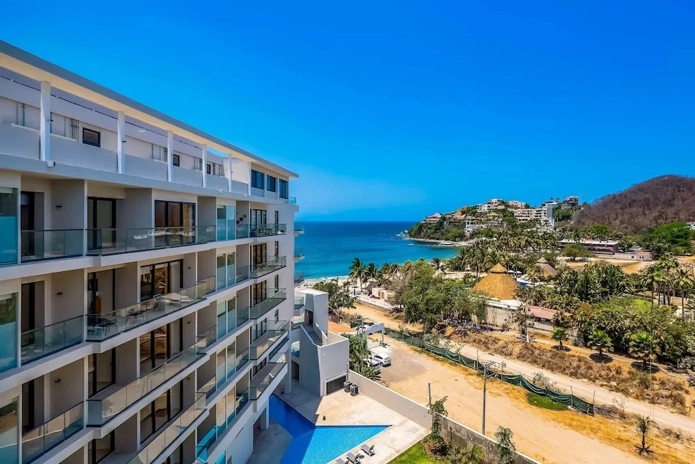 Oceanfront Gem With Bay View Terrace & Direct Sea Access