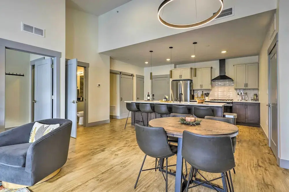 Condo w/ Mountain Views in Heart of Downtown!