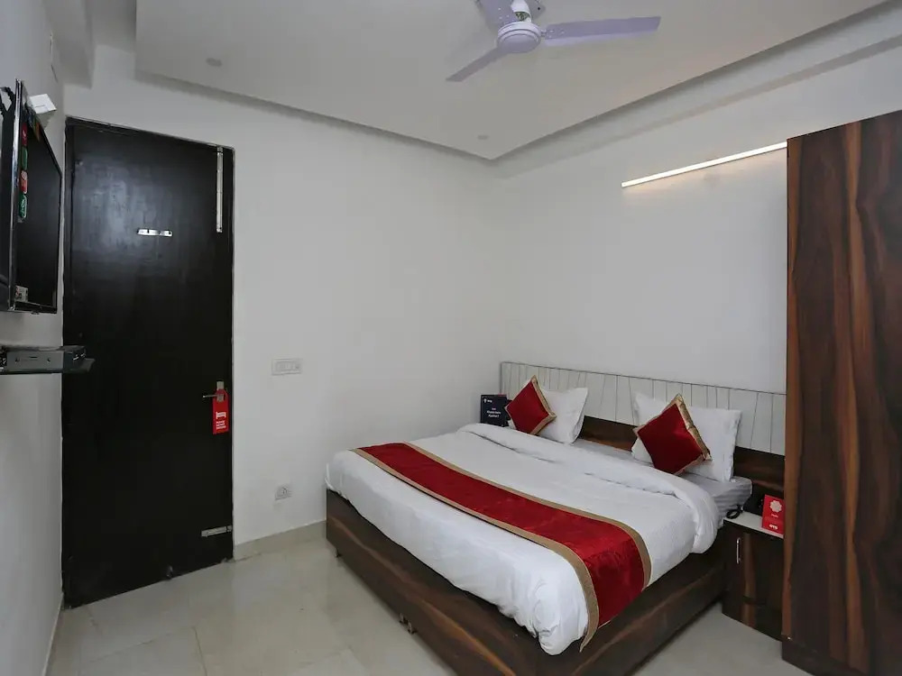 OYO 11953 Galaxy Residency