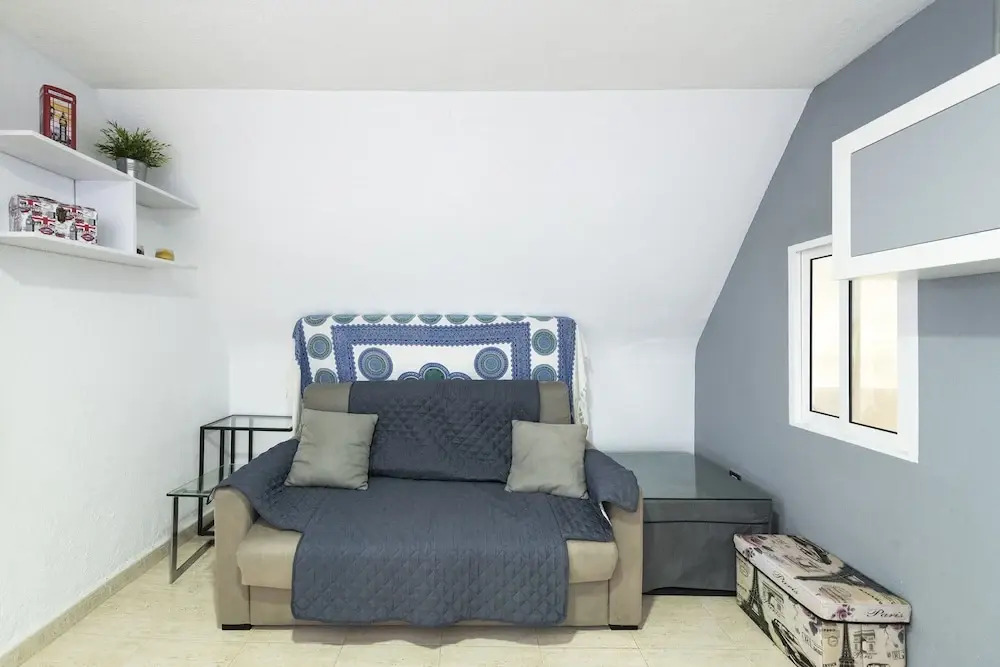 Sunny Coastal Retreat for 4