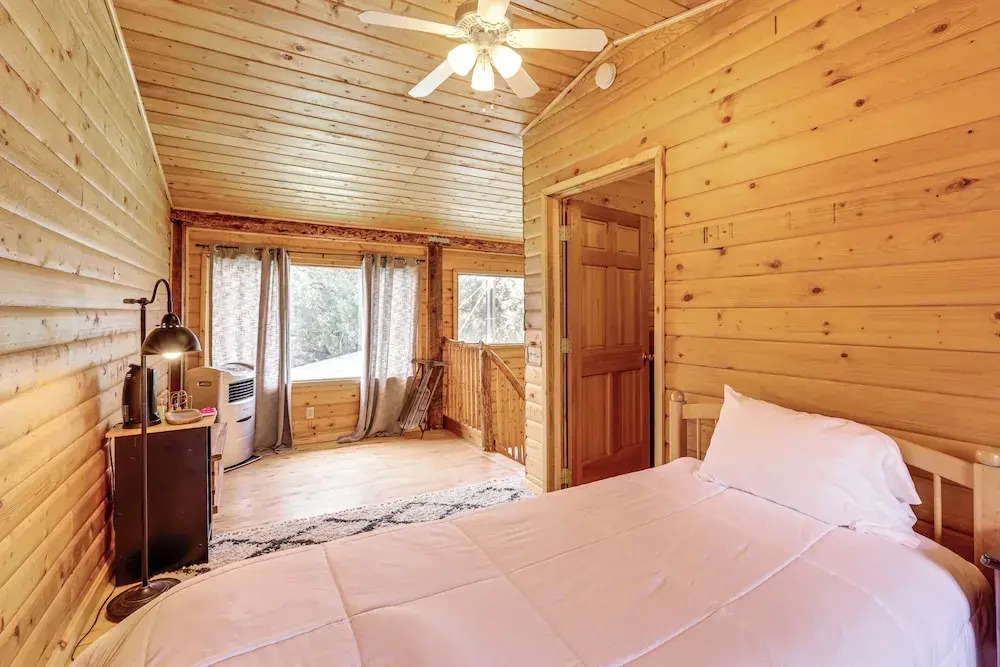 Private Hot Tub & Fire Pit: Pine Cabin Near Hiking