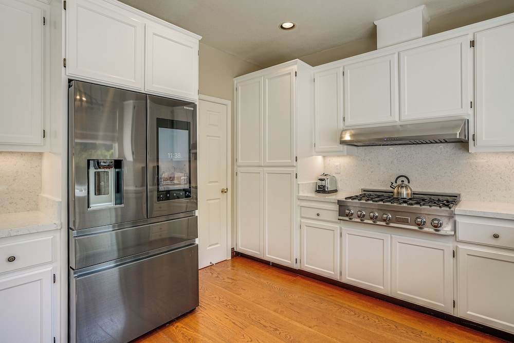 Fairfield Wine Country Getaway w/ Backyard Oasis!