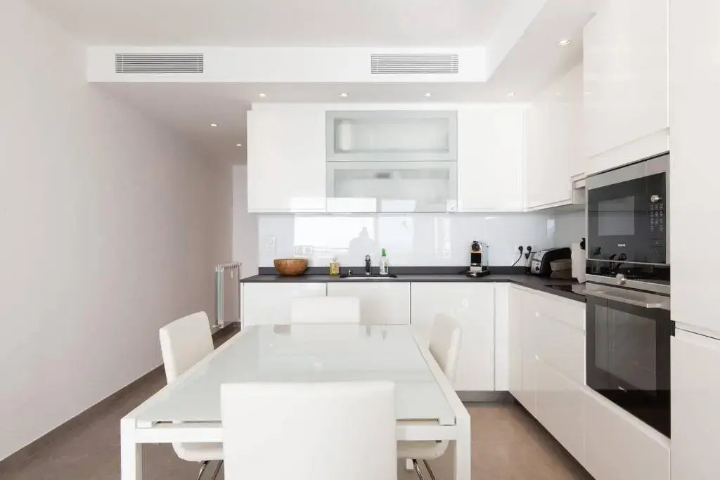 On la Croisette: luxe 2 bedrooms/ 2 baths