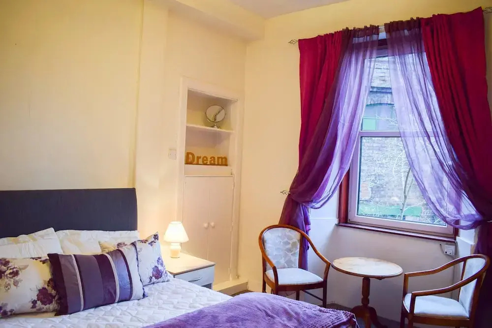 Bright 2 Bedroom Home in Edinburgh