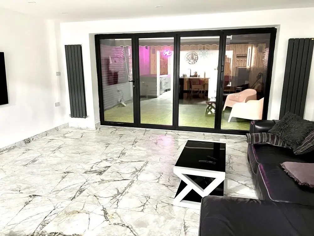 Penthouse Style Luxury 2 Bedroom House has Hot-Tub, extra fees apply